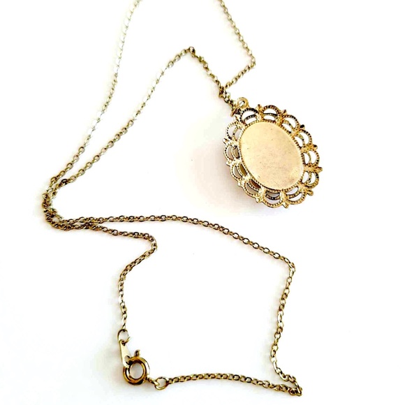 Vintage Gold Tone Chain Necklace with Green Crushed Jade Filled Pendant - Picture 5 of 7